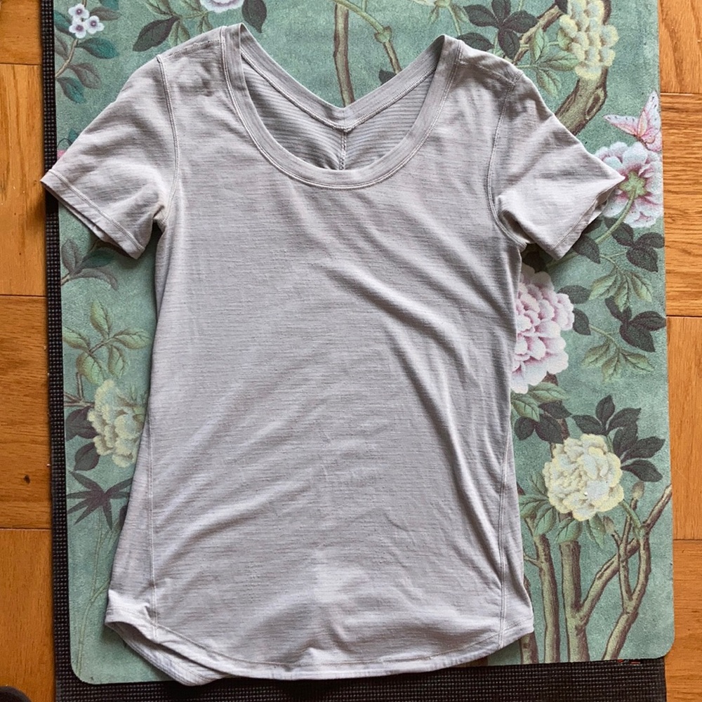 Lululemon size 4 light blue short sleeve top